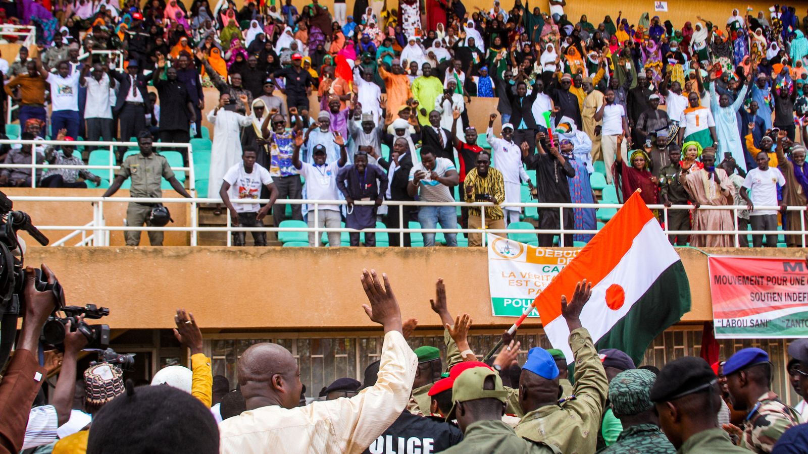 Преврат в Нигер: Хунтата затваря въздушното пространство след изтичане на крайния срок за възстановяване на сваления президент