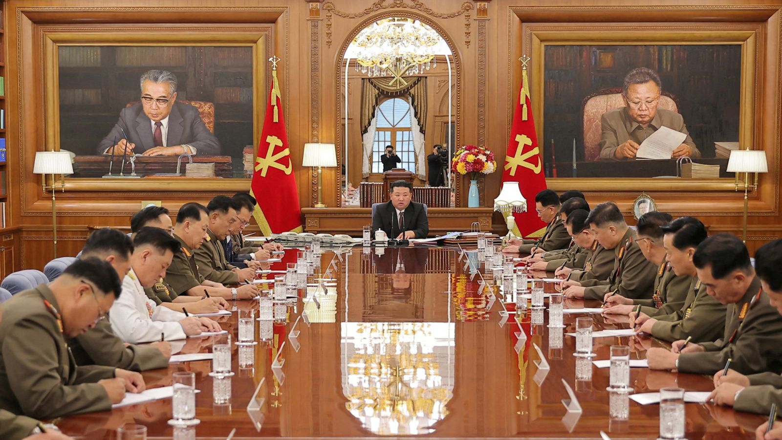 김정은의 사진을 폭풍으로부터 보호하라는 북한의 명령 |  세계 뉴스
