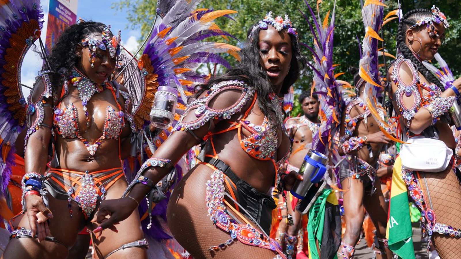 Карнавалът в Нотинг Хил в снимки: Цветни костюми и изобилие от пера, докато хиляди купонясват по улиците на западен Лондон