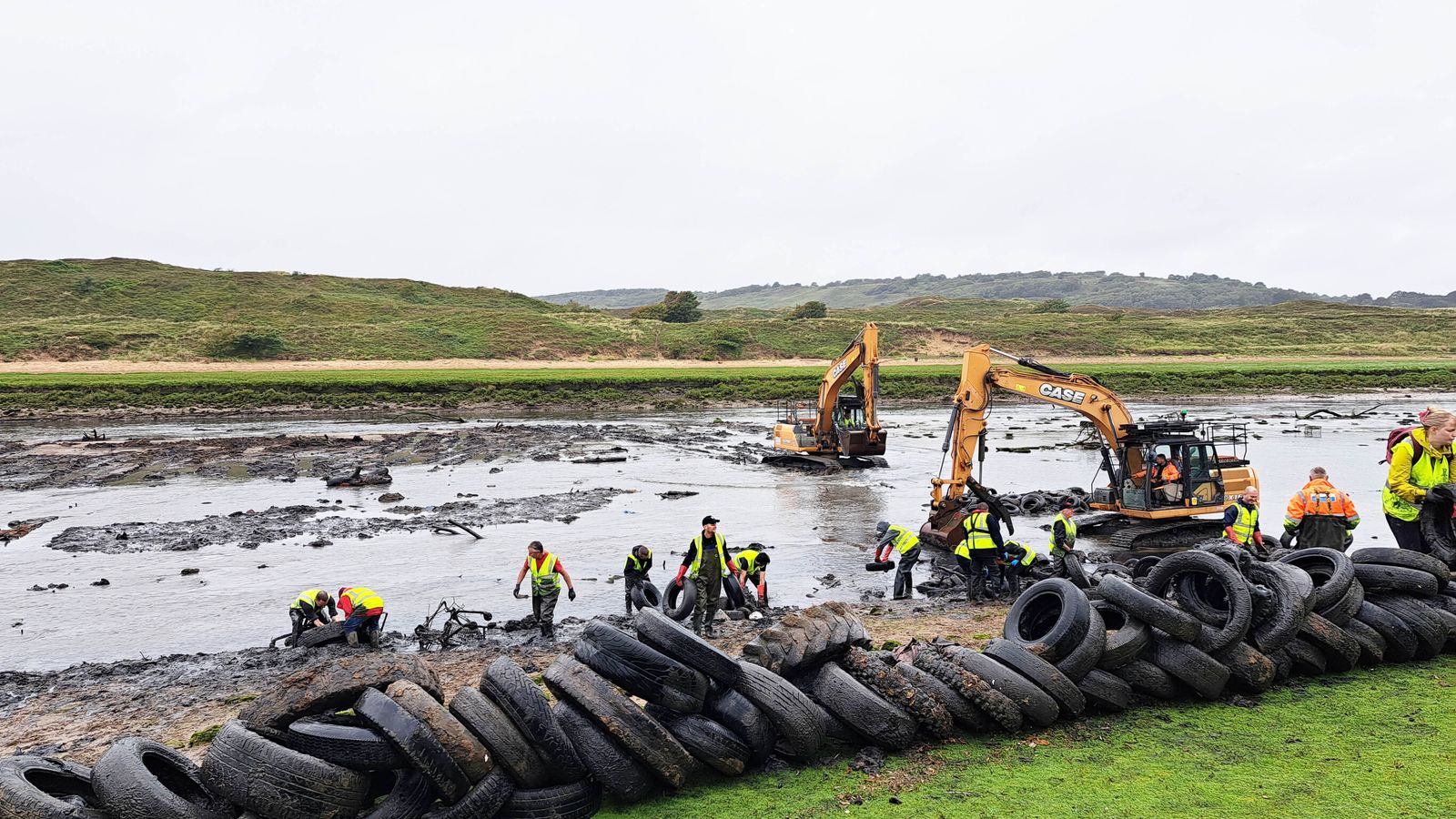 2000 гуми, извлечени от река Огмор в Южен Уелс по време на операция по почистване