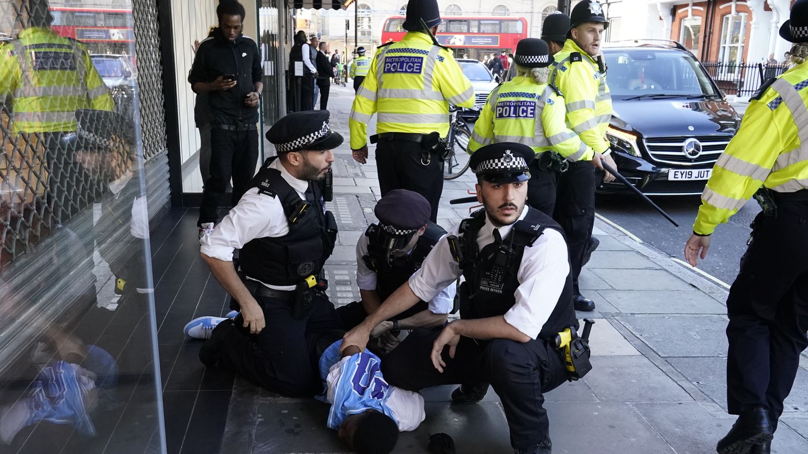 Петима арестувани на Оксфорд стрийт в Лондон след слухове за безредици, рекламирани в социалните медии