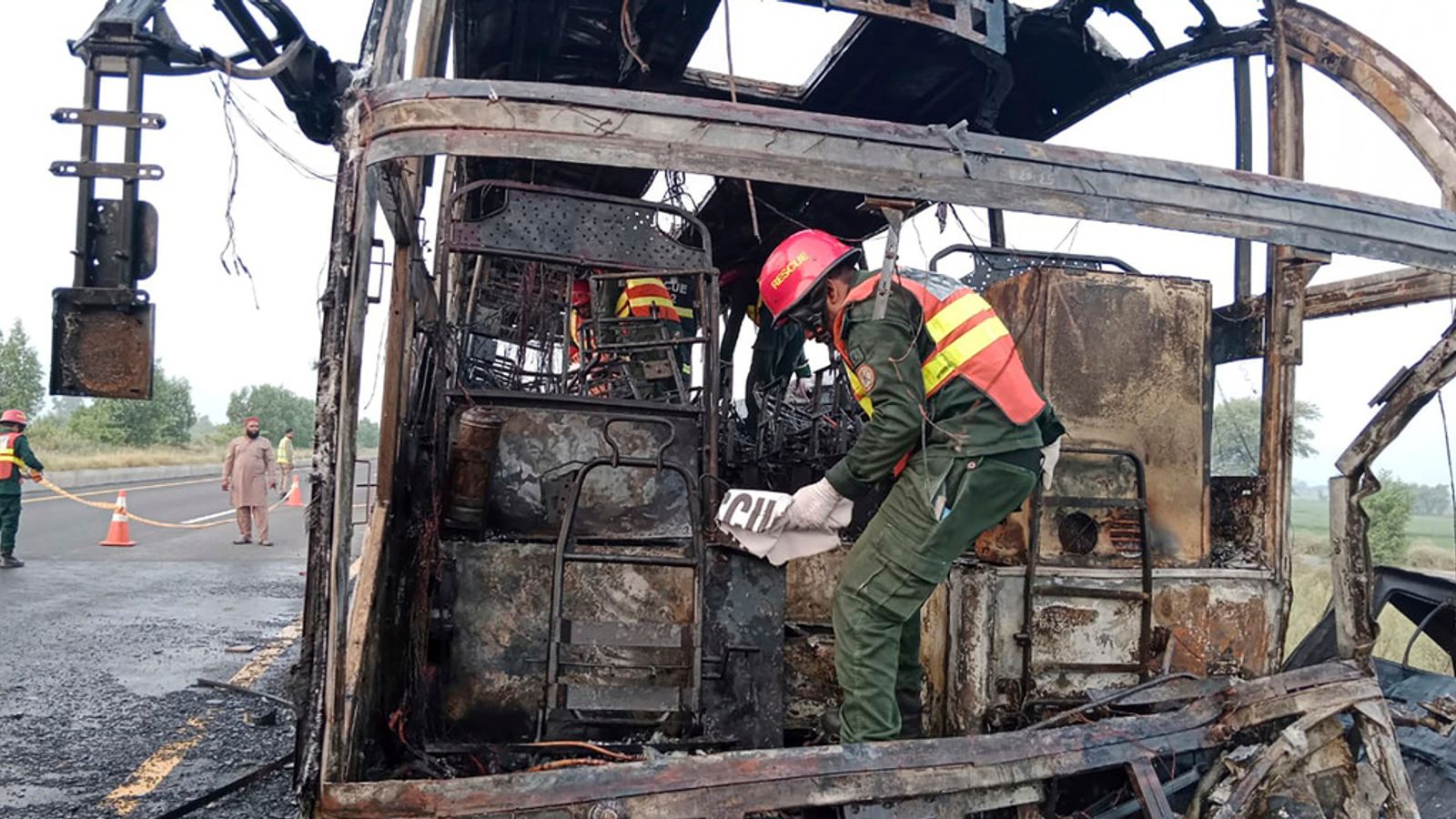Пакистанска автобусна катастрофа уби най-малко 18, тъй като превозното средство избухна в пламъци на магистрала, твърдо встрани