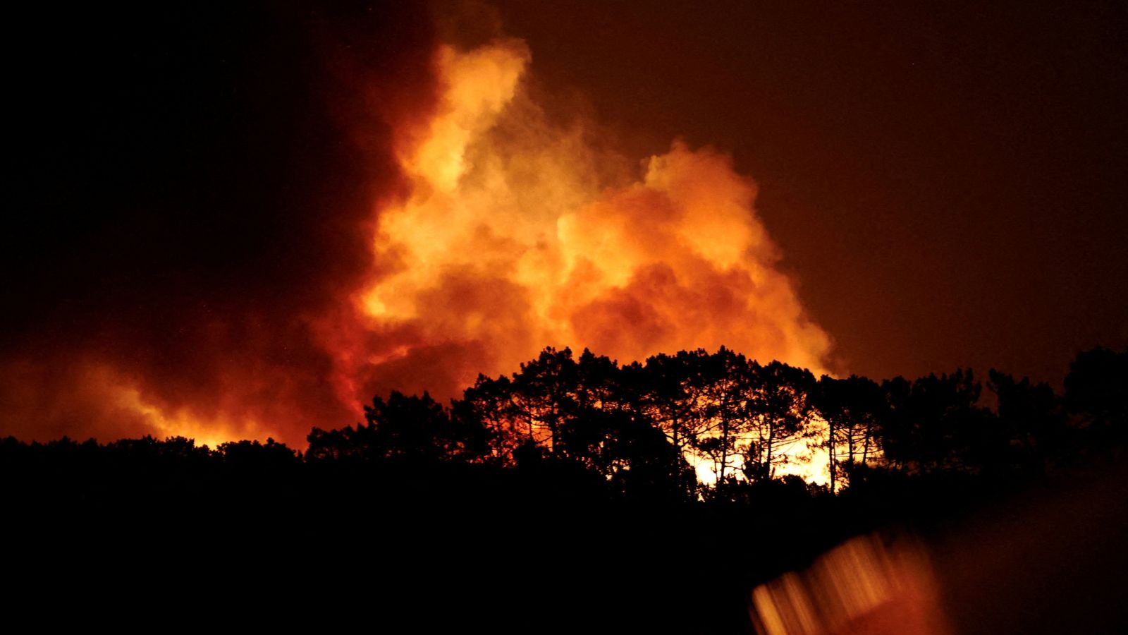 Горски пожари в Португалия: Пожарникарите се борят с пламъците, обхващащи Алгарве