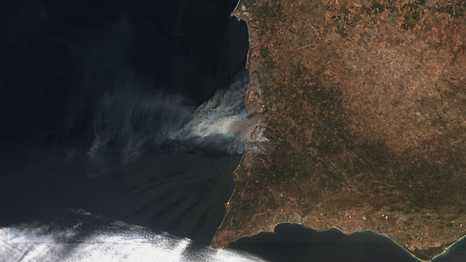 Горски пожари в Португалия: Ново сателитно изображение показва пламък, обхващащ Алгарве