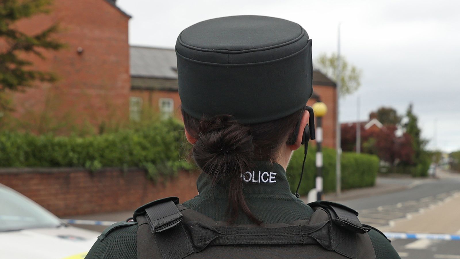 Полицията в Северна Ирландия разследва, след като лаптопът на полицая „падна от движещо се превозно средство“