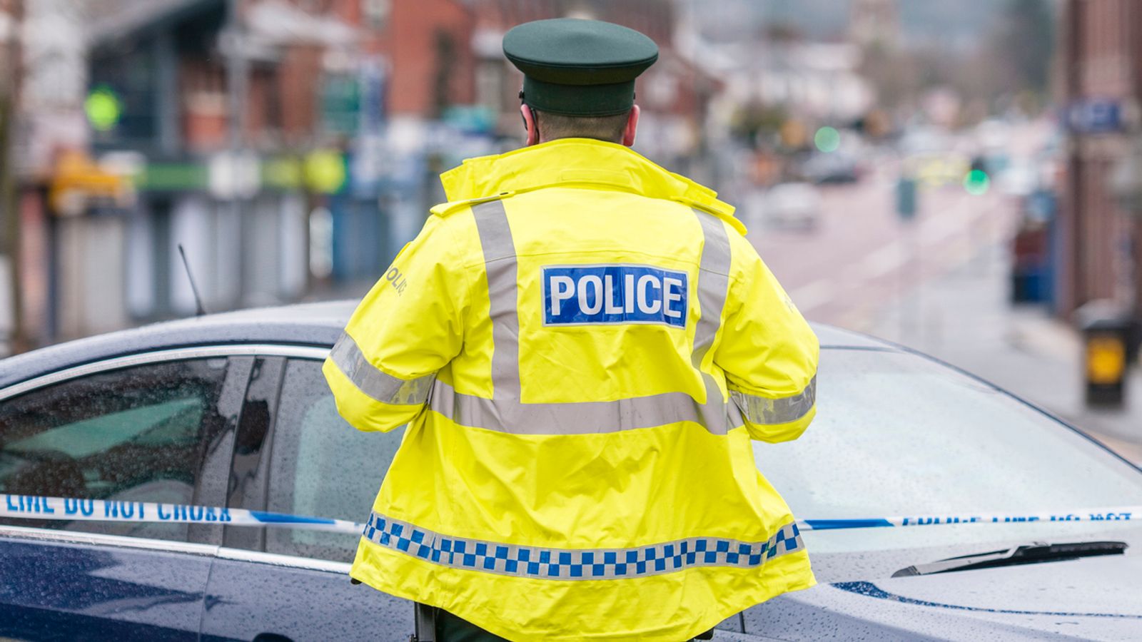 Главният полицай на PSNI е призован да обмисли позицията си, тъй като е изправен пред въпроси относно нарушенията на данните на полицията в Северна Ирландия