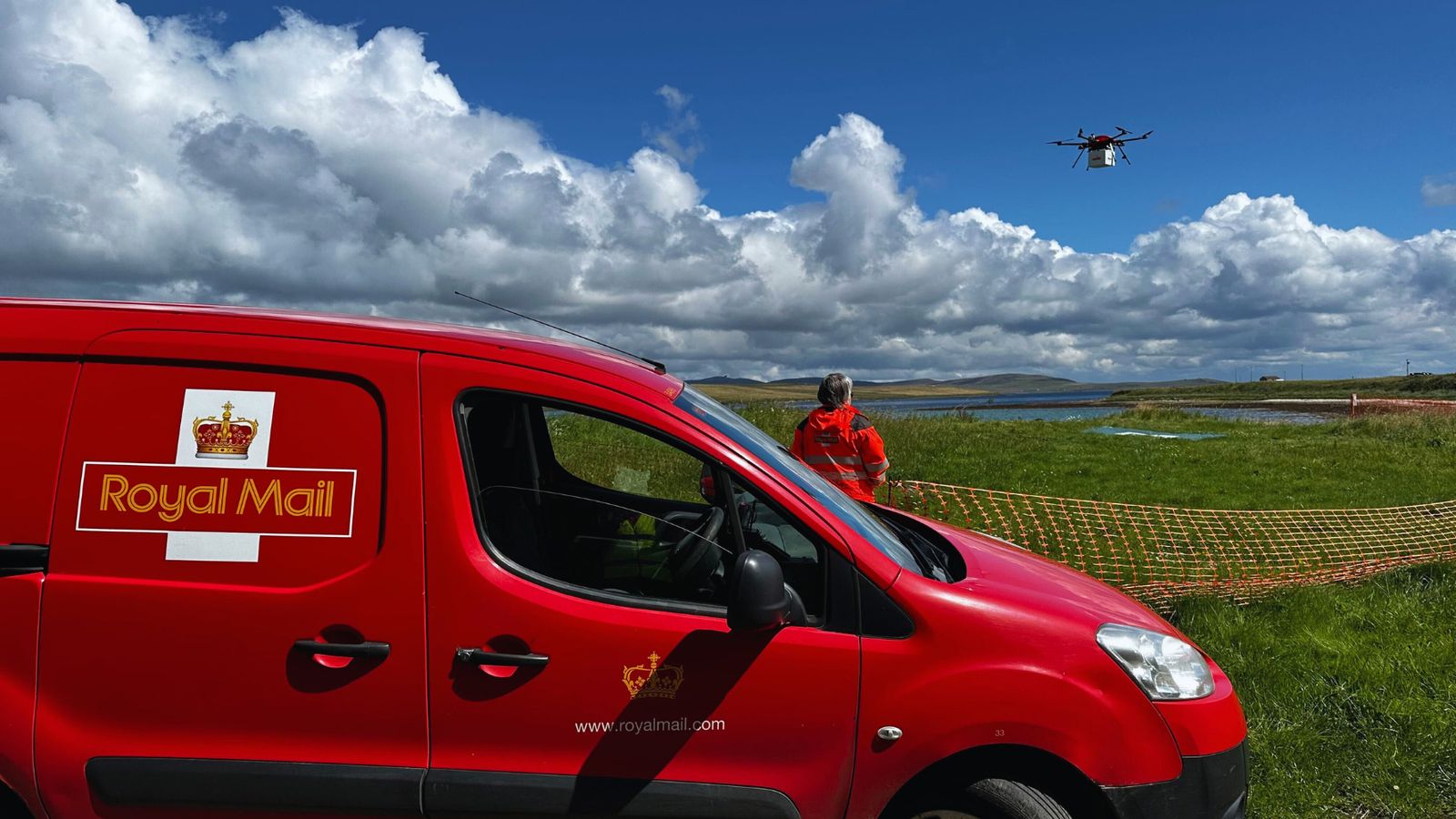 Royal Mail стартира първата услуга за доставка с дронове в Обединеното кралство