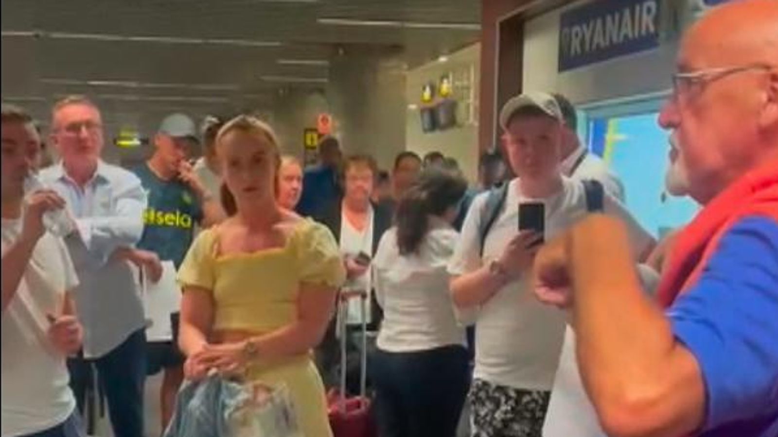 Air traffic control chaos: Hundreds of passengers left 'stranded' in 'absolutely shocking' conditions
