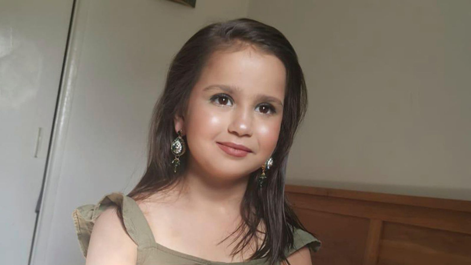 Сара Шариф: Момиче, 10, намерено мъртво в дома в Уокинг, „падна по стълбите и си счупи врата“, твърди чичо