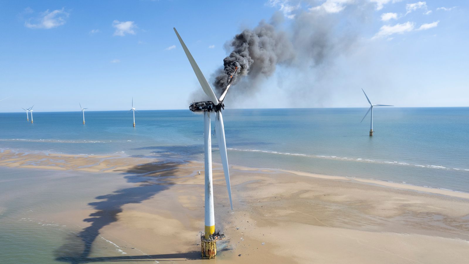 Вятърната турбина се запали край бреговете на Норфолк, докато тече разследване на Scroby Sands