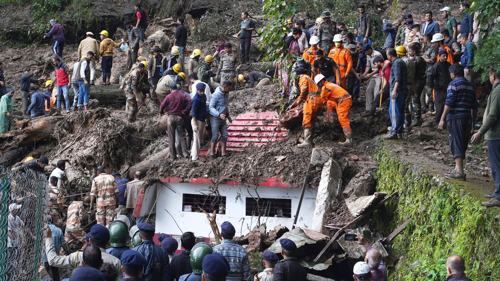 Мусон в Индия: Най-малко 22 загинали, тъй като проливен дъжд предизвика наводнения и свлачища в Хималаите