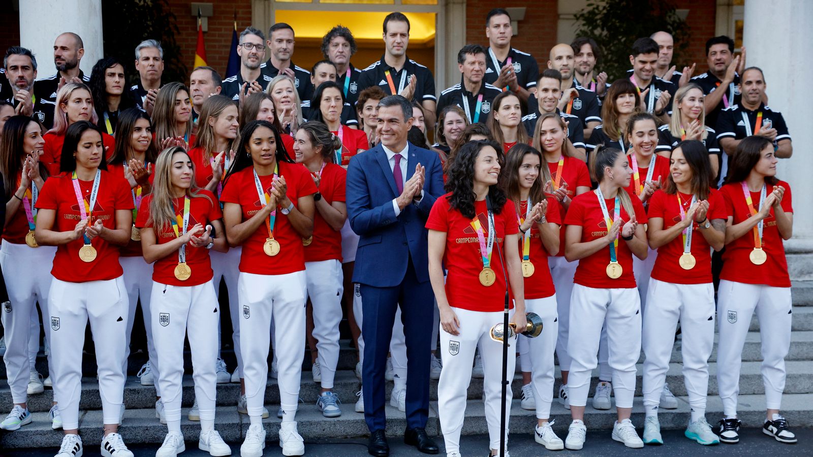 Женският отбор на Испания, спечелил Световното първенство, ще прекрати бойкота на отбора след скандал за целувки