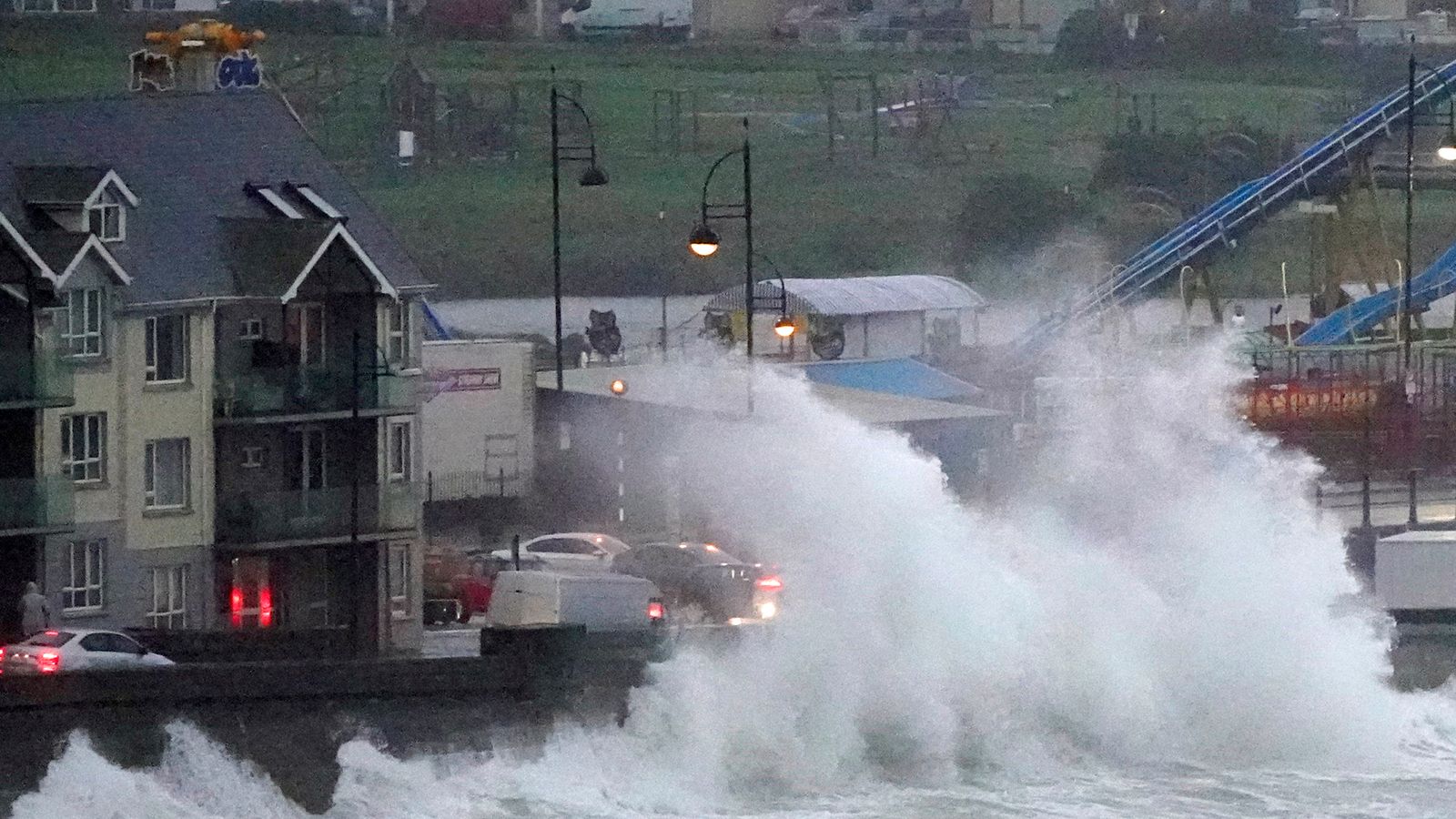 Предупрежденията следват влажна и ветровита нощ особено около Ирландско море