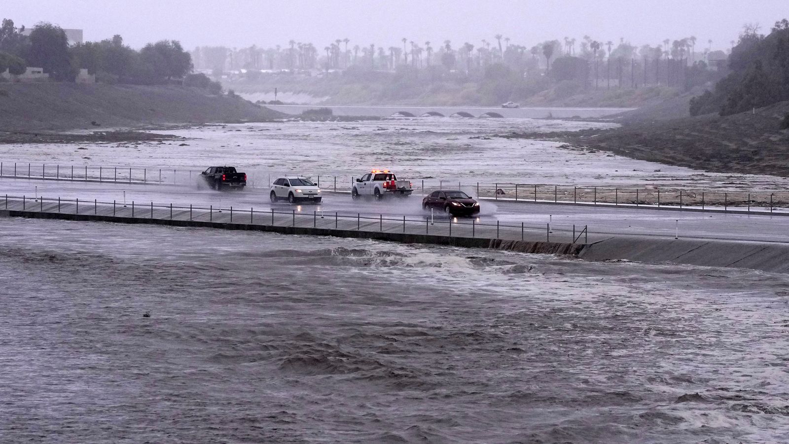 Един загинал в Мексико, тъй като бурята Хилари носи „животозастрашаващи“ наводнения и рекордни валежи в Калифорния