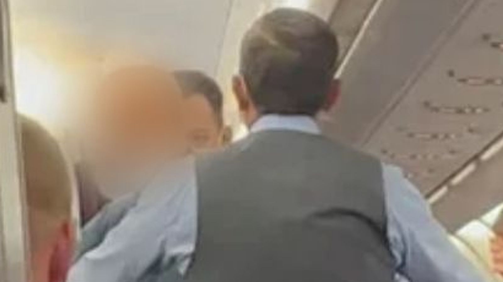 Спешен инцидент: Полетът се връща в Сидни, след като пътникът „заплашва да взриви самолета“