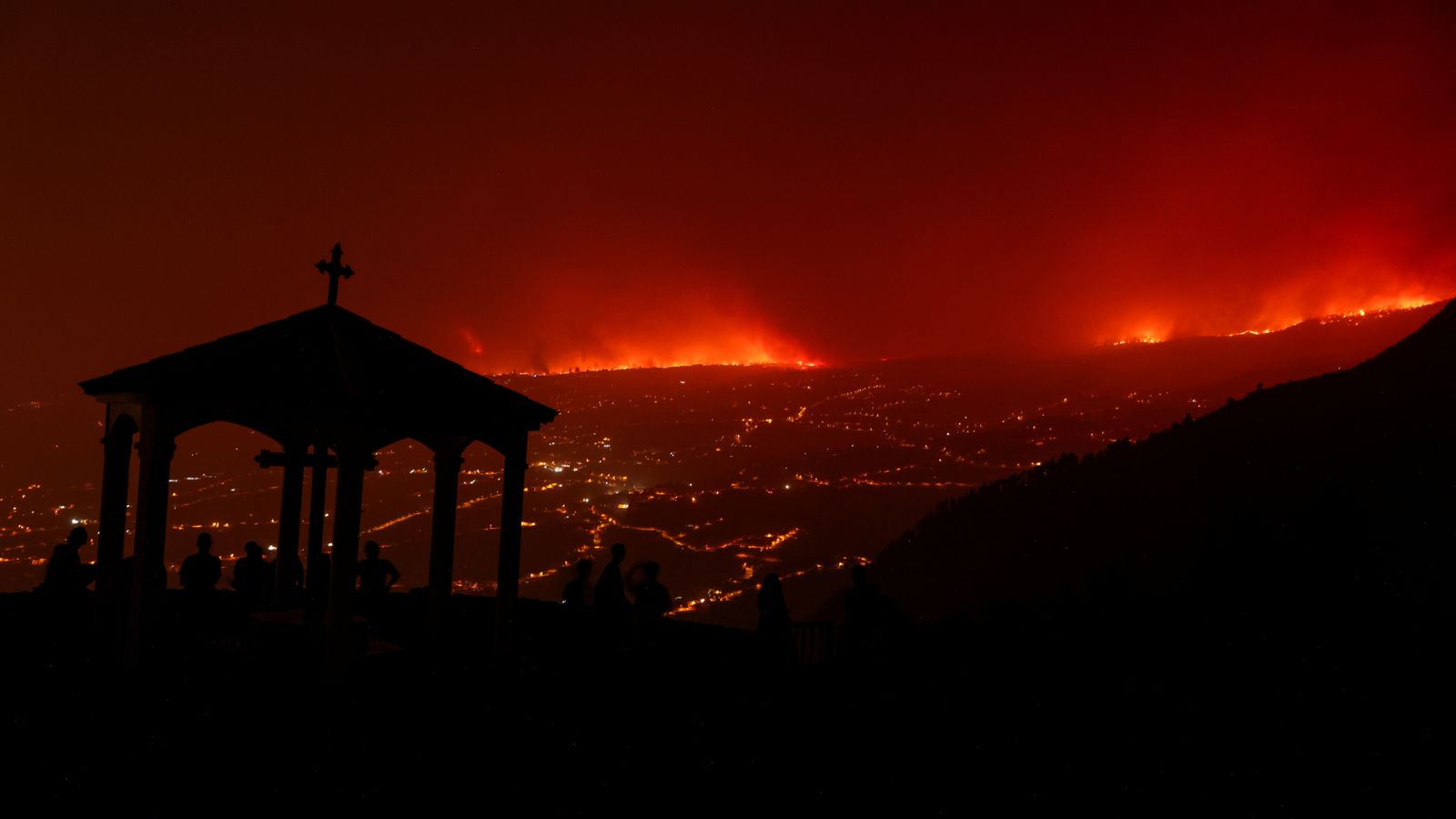 Горският пожар в Тенерифе, който принуди хиляди да напуснат домовете, е бил предизвикан умишлено, твърдят служители
