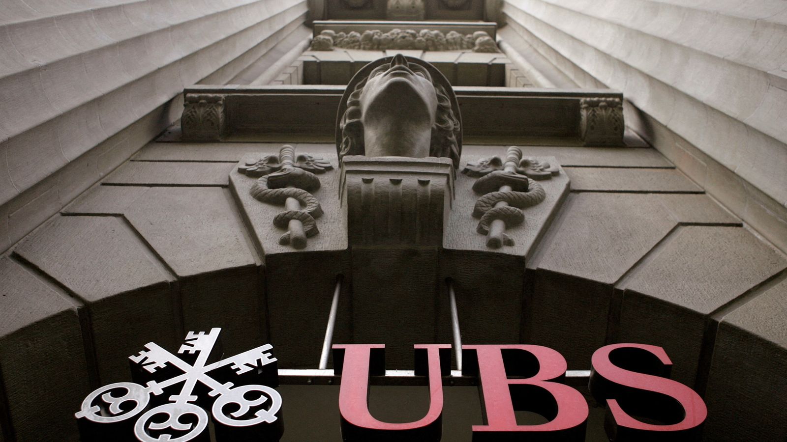 UBS потвърди че ще погълне напълно местната банка на Credit