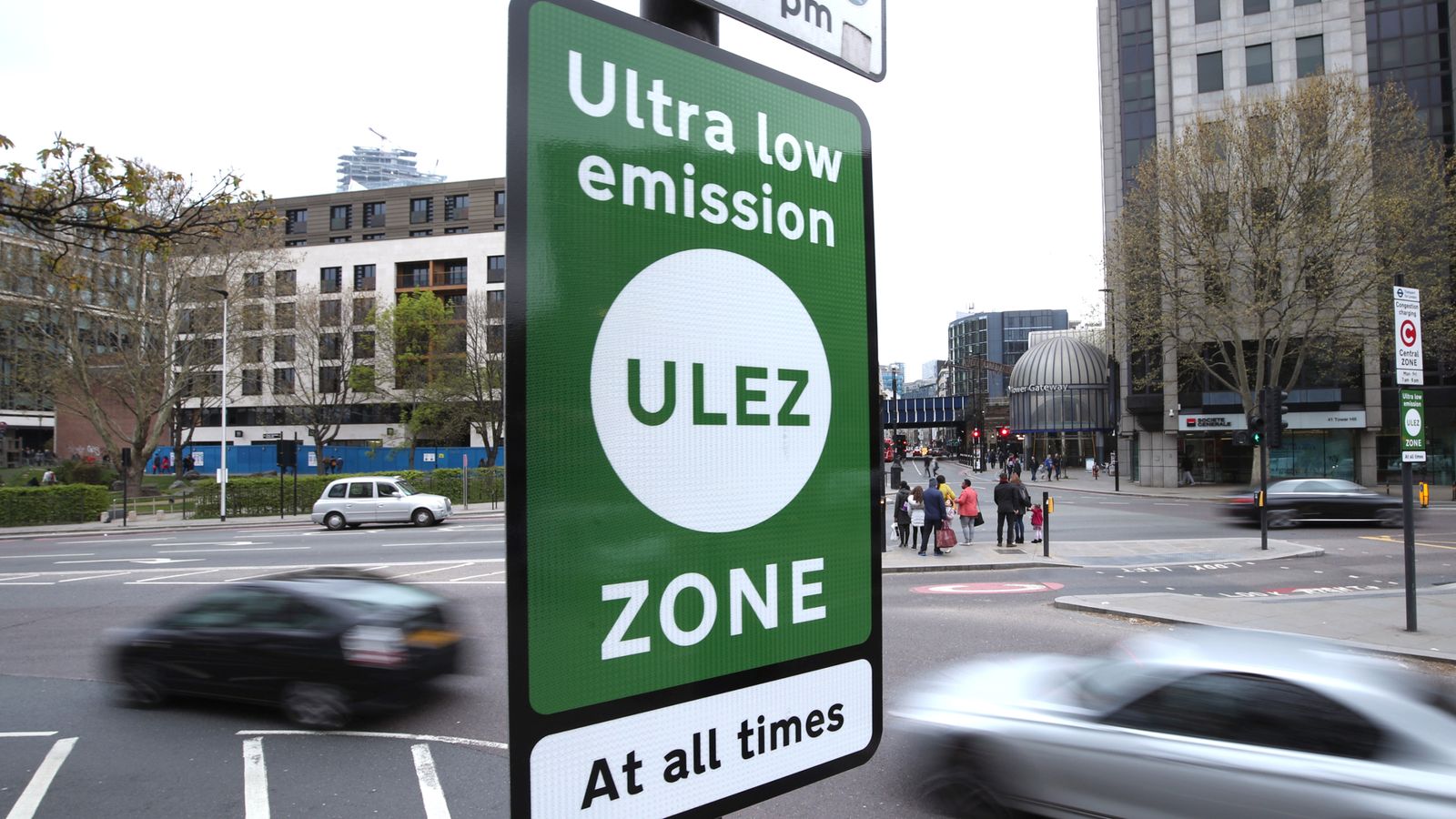 Зоните за емисии от превозни средства, включително ULEZ, са направили £418 милиона в Англия от 2021 г. насам, показват цифрите