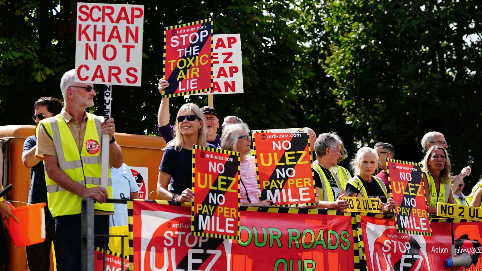 Протестиращите срещу разширяването на ULEZ спират трафика в Лондон