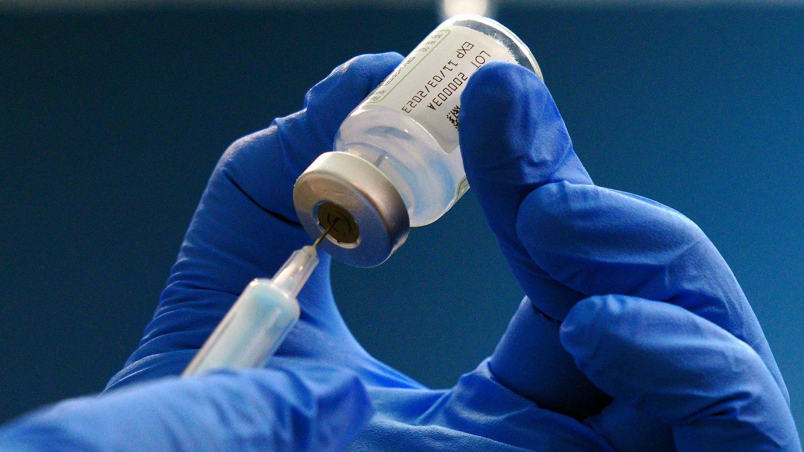 Инжекции срещу COVID и зимен грип, представени за рискови групи в Шотландия