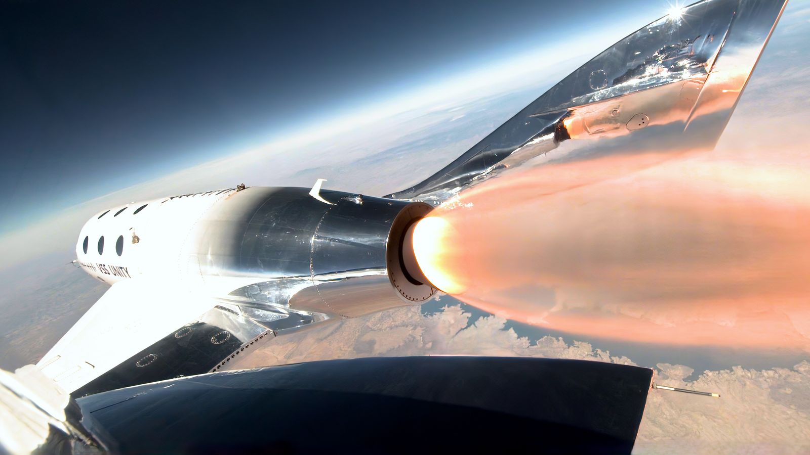 Първият полет за космически туризъм на Virgin Galactic стартира днес - ето какво трябва да знаете