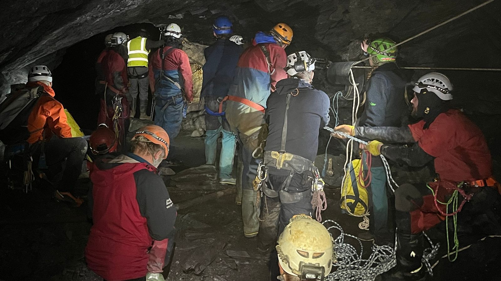 Пещерно спасяване, след като лодка заседна в подземно езеро в Северен Уелс