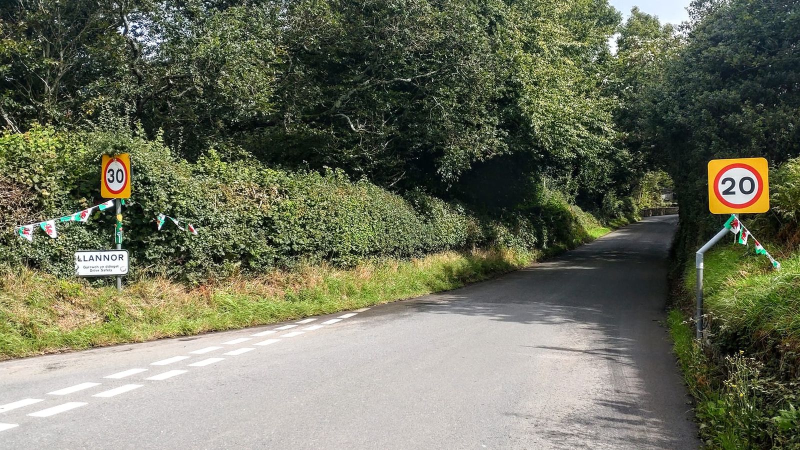 Шофьорите в северен Уелс си тръгнаха объркани, тъй като знаците определят ограничението на скоростта на пътя на 20 мили в час - и 30 мили в час
