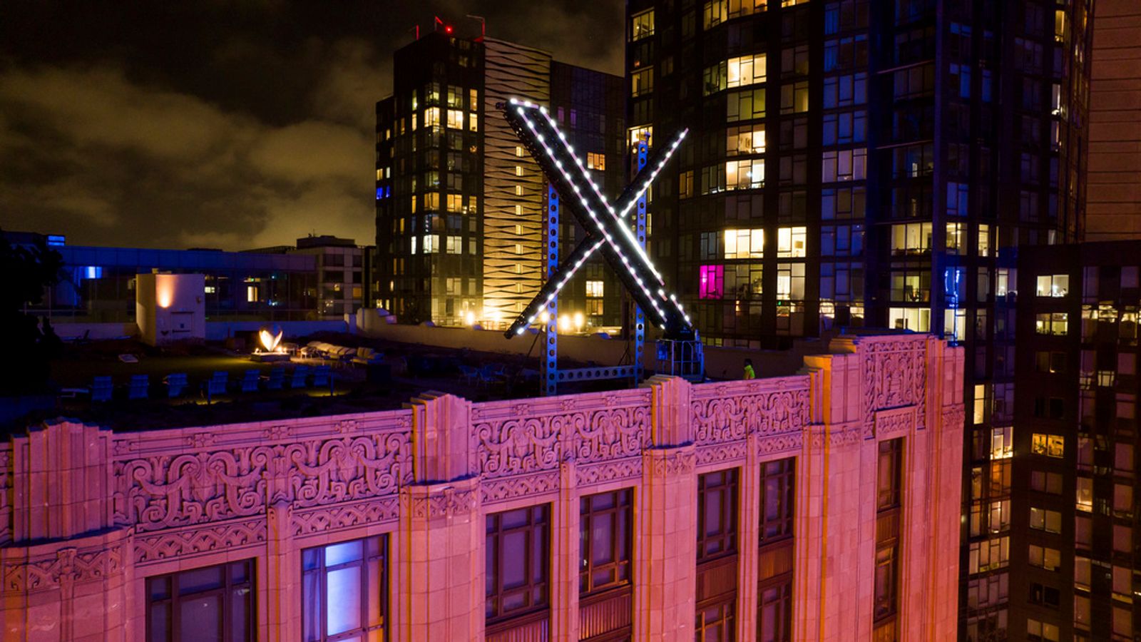 Гигантски мигащ знак X бе премахнат от щаба на Twitter в Сан Франциско след оплаквания и разследване