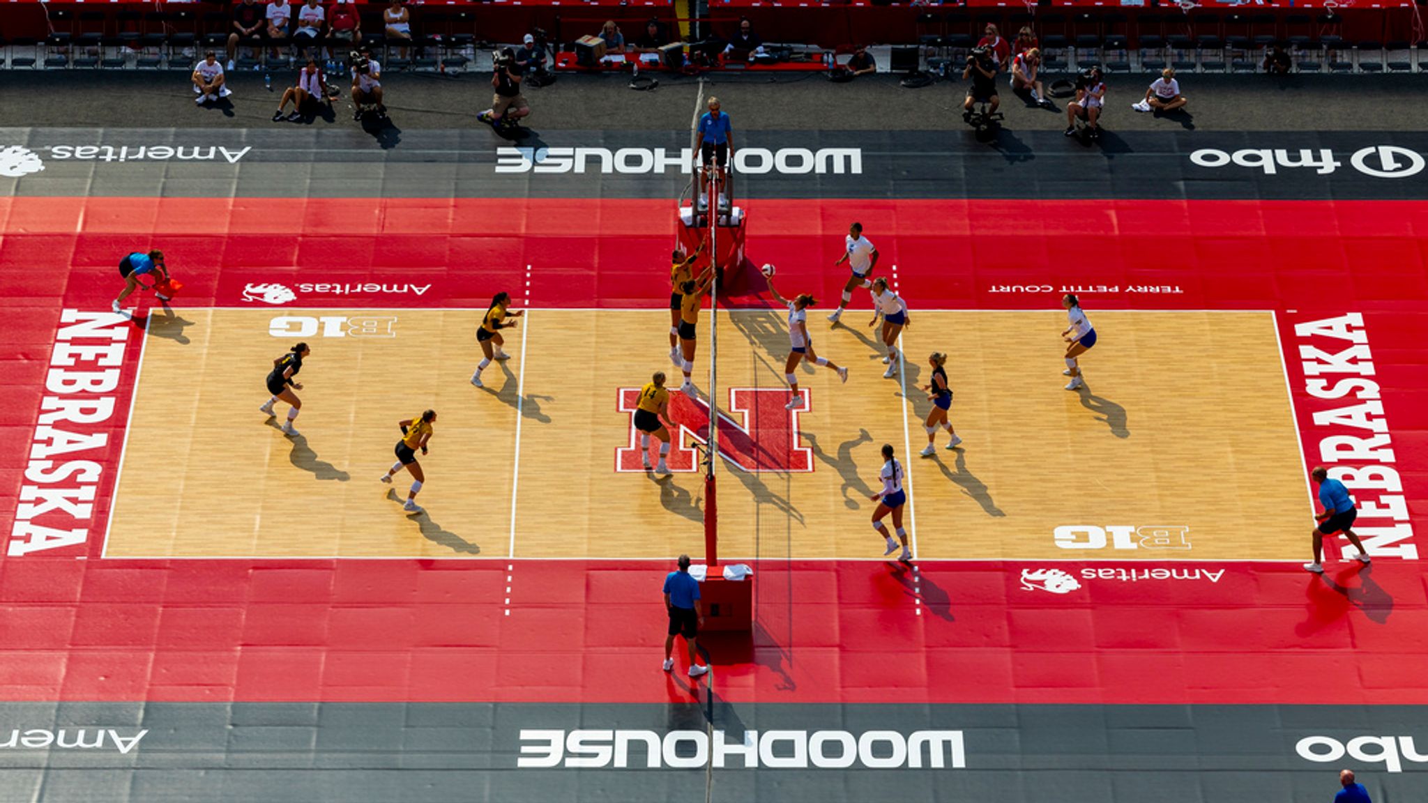 Volleyball Match In Nebraska Breaks All-time Record For Attendance At ...