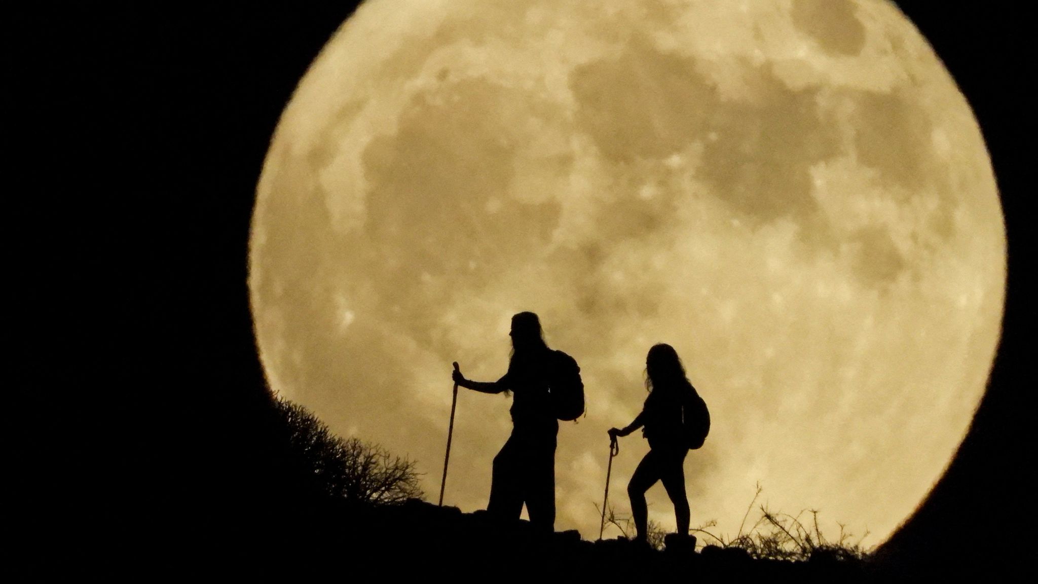 Supermoon Pictures From Around The World As Full Moon Nears Its