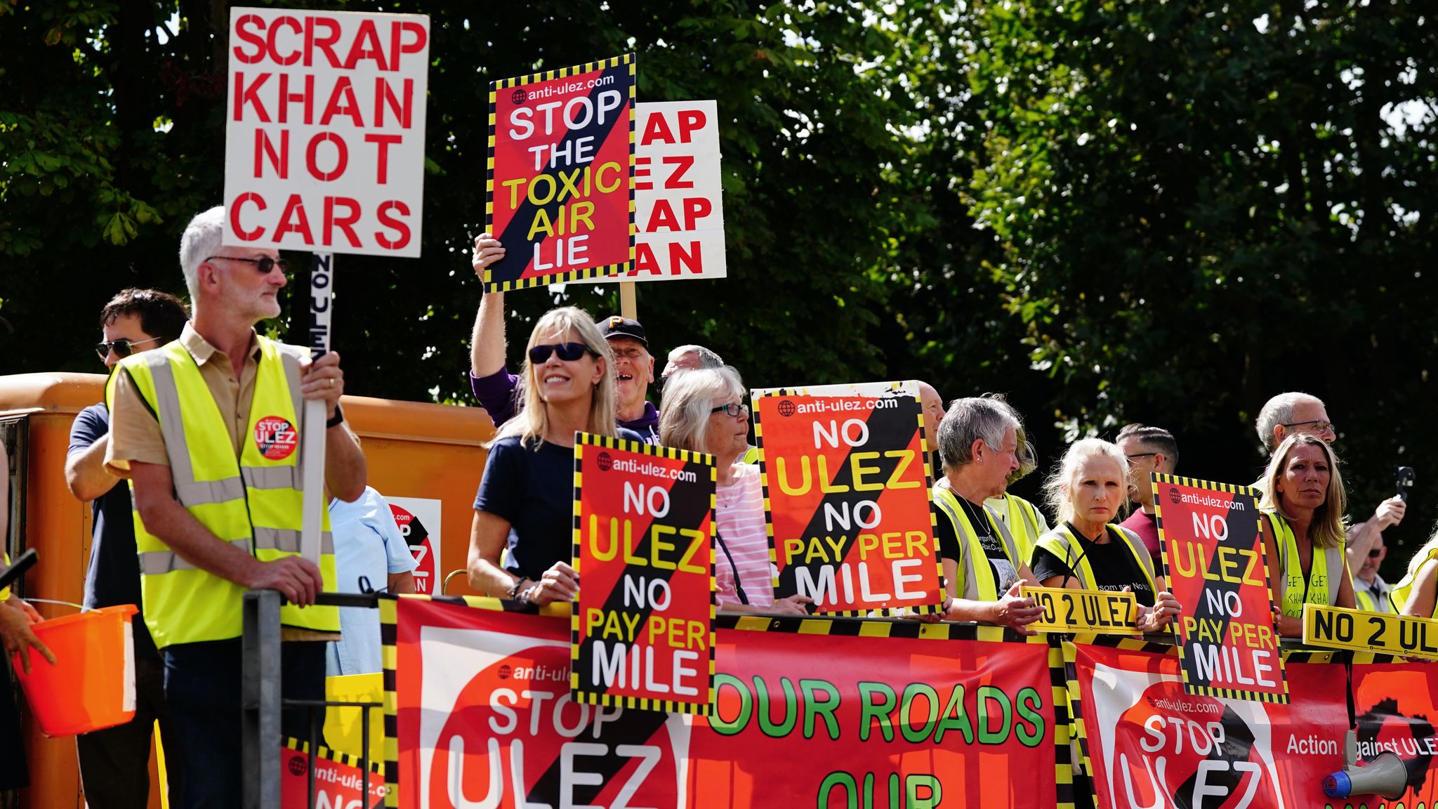 Protesters Against ULEZ Expansion Stop London Traffic | UK News | Sky News