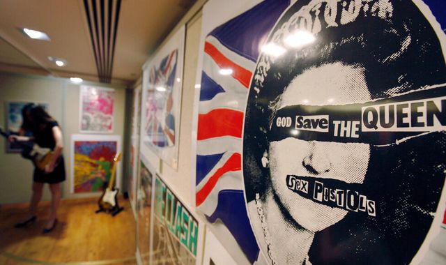 Jamie Reid: Artist who designed iconic Sex Pistols cover dies at 76 - Vimarsana News