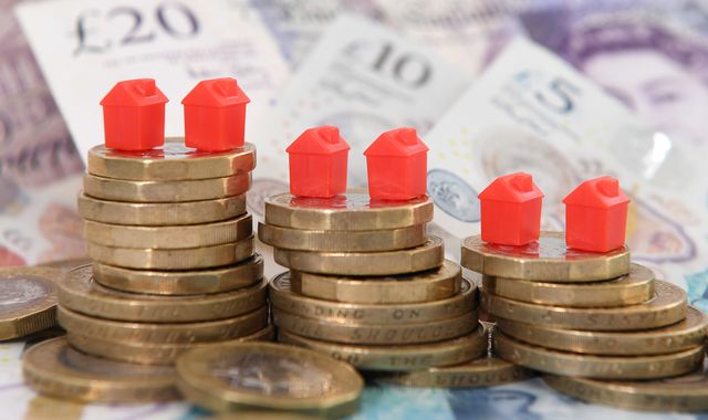 HSBC latest lender to cut mortgage rates as experts predict 'others bound to follow suit' - Vimarsana News