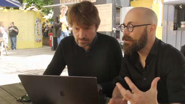 Le co-fondateur d'Improvisation d'Intelligence Artificielle, Piotr Mirowski, ancien chercheur sur le projet DeepMind de Google, avec l'un des acteurs de l'émission, Boyd Branch au festival Edinburgh Fringe.