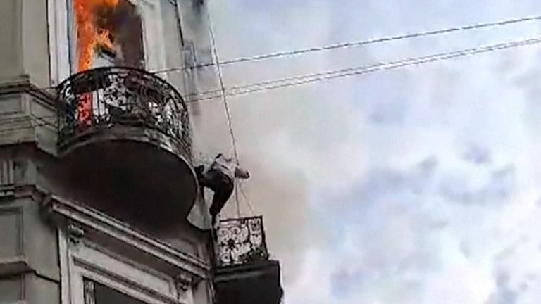 woman escapes burning building 