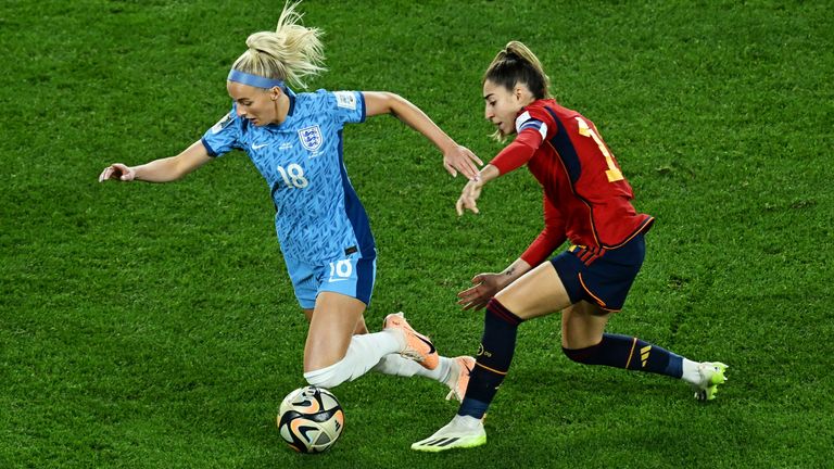 Soccer Football - FIFA Women&#39;s World Cup Australia and New Zealand 2023 - Final - Spain v England - Stadium Australia, Sydney, Australia - August 20, 2023 England&#39;s Chloe Kelly in action with Spain&#39;s Olga Carmona REUTERS/Jaimi Joy