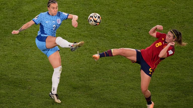 England&#39;s Lucy Bronze, left, fights for the ball against Spain&#39;s Mariona Caldentey during the Women&#39;s World Cup soccer final between Spain and England at Stadium Australia in Sydney, Australia, Sunday, Aug. 20, 2023. (AP Photo/Mark Baker)