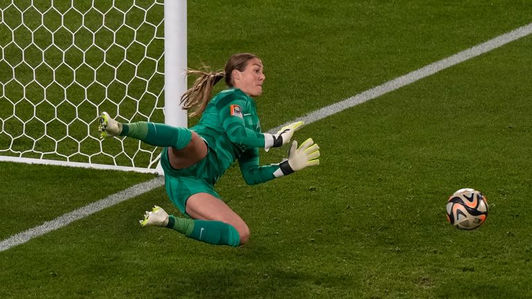 England&#39;s goalkeeper Mary Earps blocks a penalty shot from Spain&#39;s Jennifer Hermoso during the Women&#39;s World Cup soccer final between Spain and England at Stadium Australia in Sydney, Australia, Sunday, Aug. 20, 2023. (AP Photo/Mark Baker)