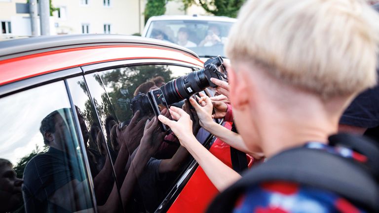 11 August 2023, Bavaria, Munich: Photographers and fans try to catch a glimpse of Harry Kane through a darkened car window as he arrives for his medical check at a hospital. Kane is to move from Tottenham Hotspur to FC Bayern Munich. Photo by: Matthias Balk/picture-alliance/dpa/AP Images