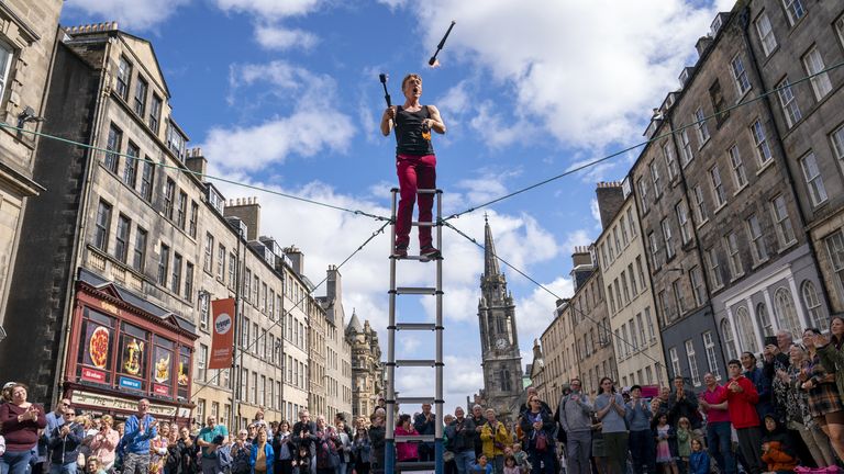 Street performers entertain the crowds on Edinburgh&#39;s Royal Mile during the city&#39;s Festival Fringe
