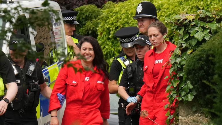 Aktivistët e Greenpeace udhëhiqen nga policia pasi u ngjitën në çatinë e shtëpisë së kryeministrit Rishi Sunak në Richmond, North Yorkshire dhe e mbuluan atë me pëlhurë të zezë në shenjë proteste ndaj mbështetjes së tij për zgjerimin e shpimeve të naftës dhe gazit në Detin e Veriut.  Data e fotos: e enjte 3 gusht 2023. Foto PA.  Shih historinë e PA POLITIKA Sunak.  Fotoja duhet të lexohet: Danny Lawson/PA Wire