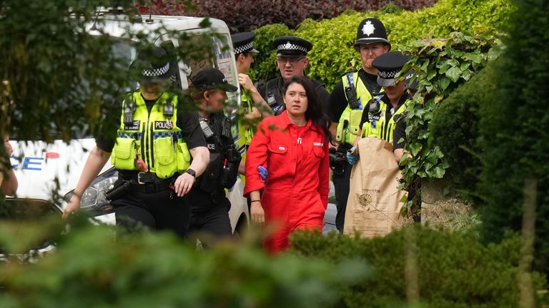 Aktivistët e Greenpeace udhëhiqen nga policia pasi u ngjitën në çatinë e shtëpisë së kryeministrit Rishi Sunak në Richmond, North Yorkshire dhe e mbuluan atë me pëlhurë të zezë në shenjë proteste ndaj mbështetjes së tij për zgjerimin e shpimeve të naftës dhe gazit në Detin e Veriut.  Data e fotos: e enjte 3 gusht 2023.