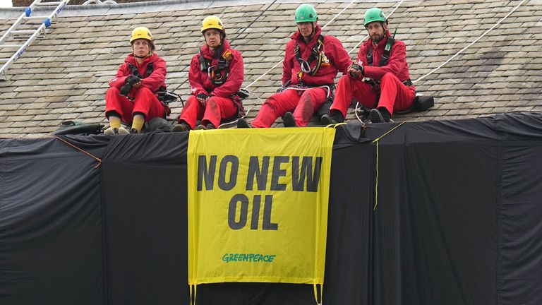 Aktivistët e Greenpeace në çatinë e shtëpisë së kryeministrit Rishi Sunak në Richmond, North Yorkshire pasi e mbuluan atë me pëlhurë të zezë në shenjë proteste ndaj mbështetjes së tij për zgjerimin e shpimeve të naftës dhe gazit në Detin e Veriut.  Data e fotos: e enjte 3 gusht 2023.