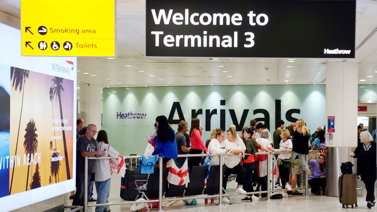 Tifozët e Anglisë presin mbërritjen e ekipit të femrave të Anglisë në aeroportin Heathrow të Londrës