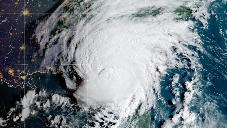 Uragani Idalia godet bregun perëndimor të Floridës në një imazh të përbërë nga Administrata Kombëtare Oqeanike dhe Atmosferike (NOAA) GOES-Sateliti i motit në Lindje më 30 gusht 2023. NOAA/Fletore REUTERS .KY IMAZH ESHTE PARAQITUR NGA NJË E TRETË. 