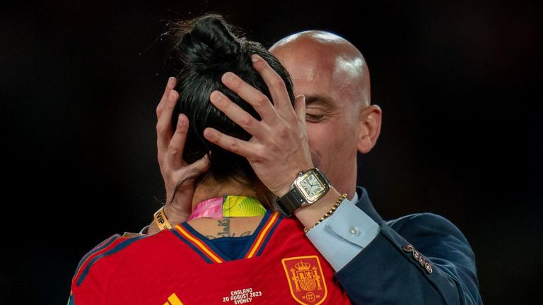 Foto: Zuma Press/Alamy Jennifer Hermoso besa al presidente de la Federación Española de Fútbol, ​​Luis Rubiales, durante el partido final de la Copa Mundial Femenina de la FIFA 2023. 