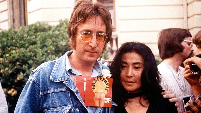 1971 年 5 月 18 日，约翰·列侬和他的妻子小野洋子出现在戛纳电影节 图片：AP