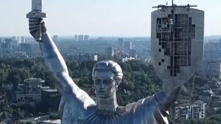 Kyiv statue 