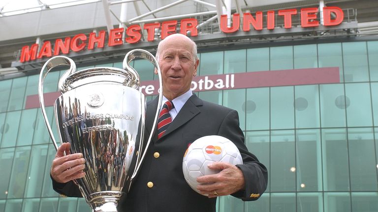 Manchester United player Sir Bobby Charlton holds the European Cup outside Manchester United&#39;s Old Trafford
Pic:AP