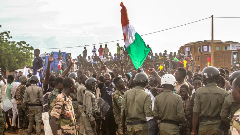 Niger&#39;s junta supporters take part in a demonstration in front of a French army base in Niamey, Niger, August 11, 2023. REUTERS/Mahamadou Hamidou NO RESALES. NO ARCHIVES
